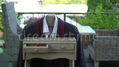 男人`时尚服装-夹克，领带和衬衫。 婚礼的新郎风格